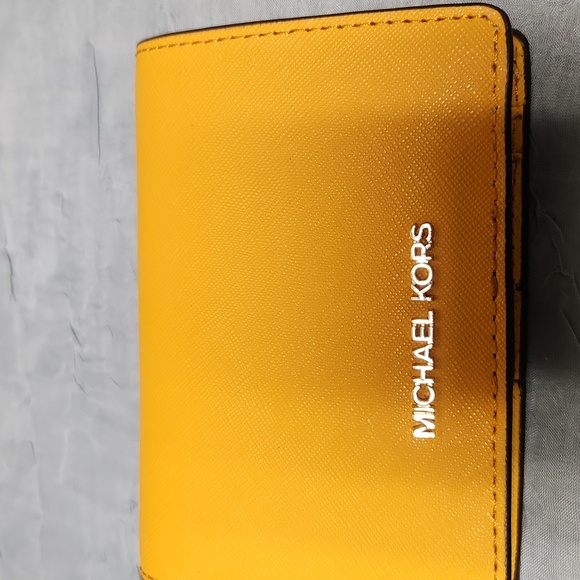 Michael Kors Crossgrain Leather Bifold Yellow Wallet NWT - Picture 2 of 8